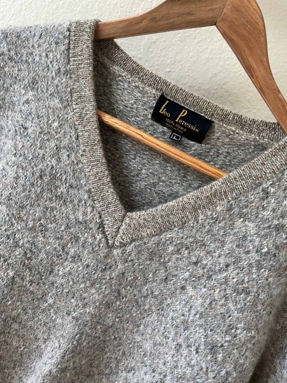 Leo Peressi 100% Alpaca V neck Sweater size large